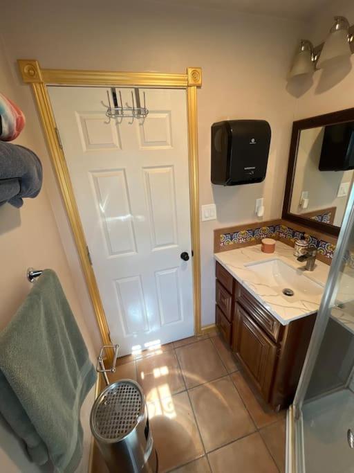 Charming Casita All Too Yourself Near Midtown Apartment ซาคราเมนโต ภายนอก รูปภาพ